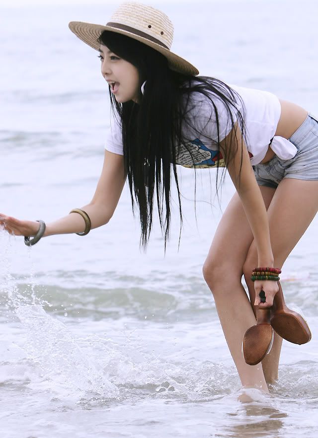 seo-you-jin-at-the-beach-02.jpg